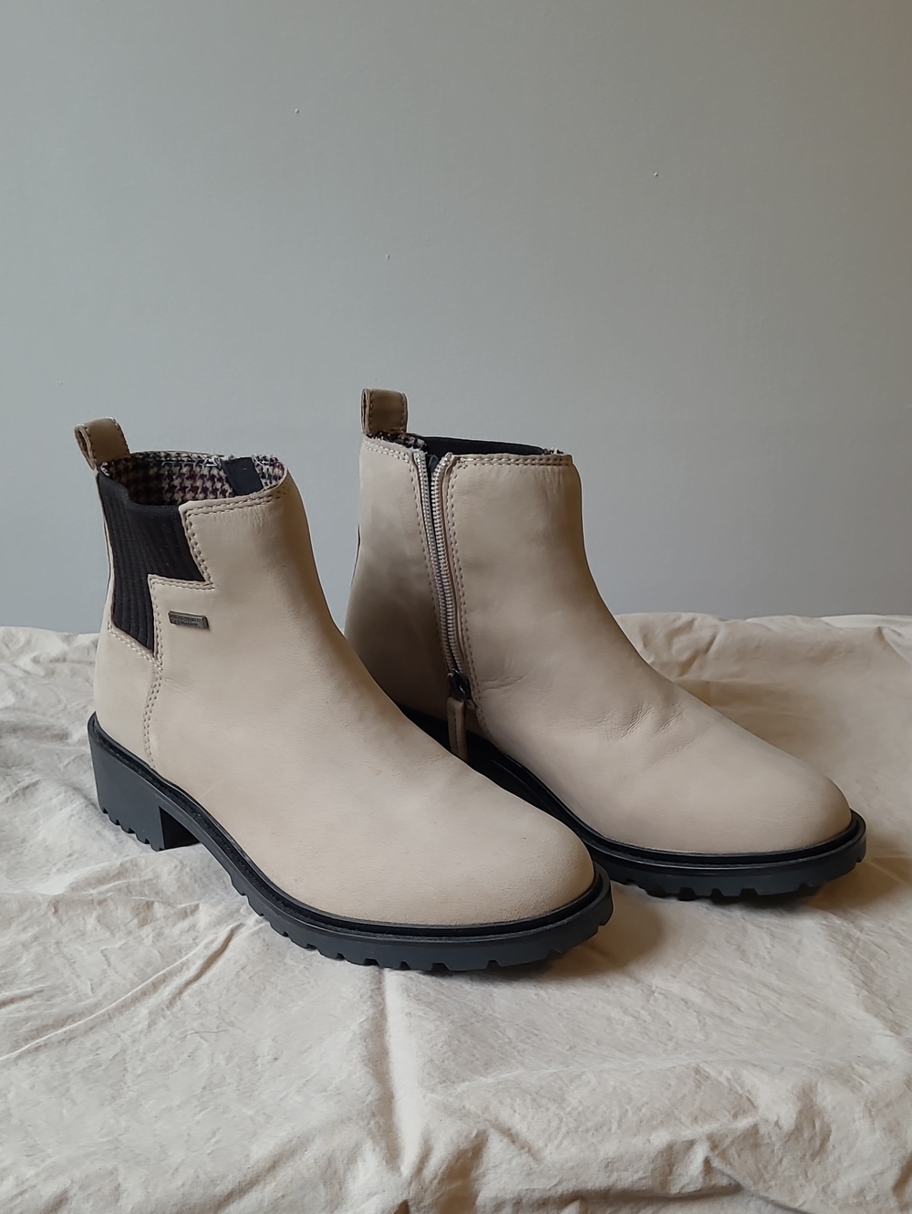 Womens 7.5 Rockport Suede boots EUC